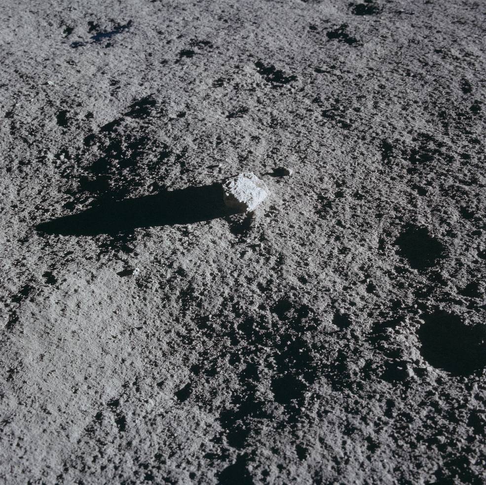 apollo_14_eva1_comp_sample_football_size_rock