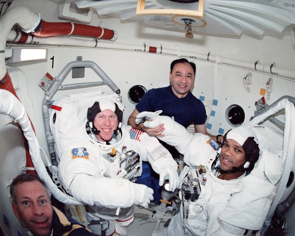 sts_98_eva3_prep_in_airlock