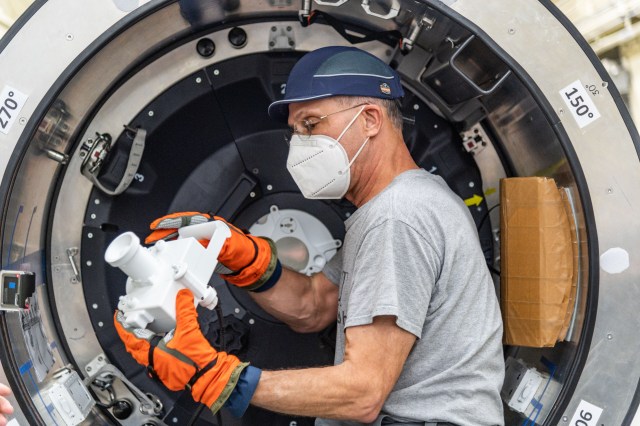 Astronaut Don Pettit conducts Orion docking tunnel tests