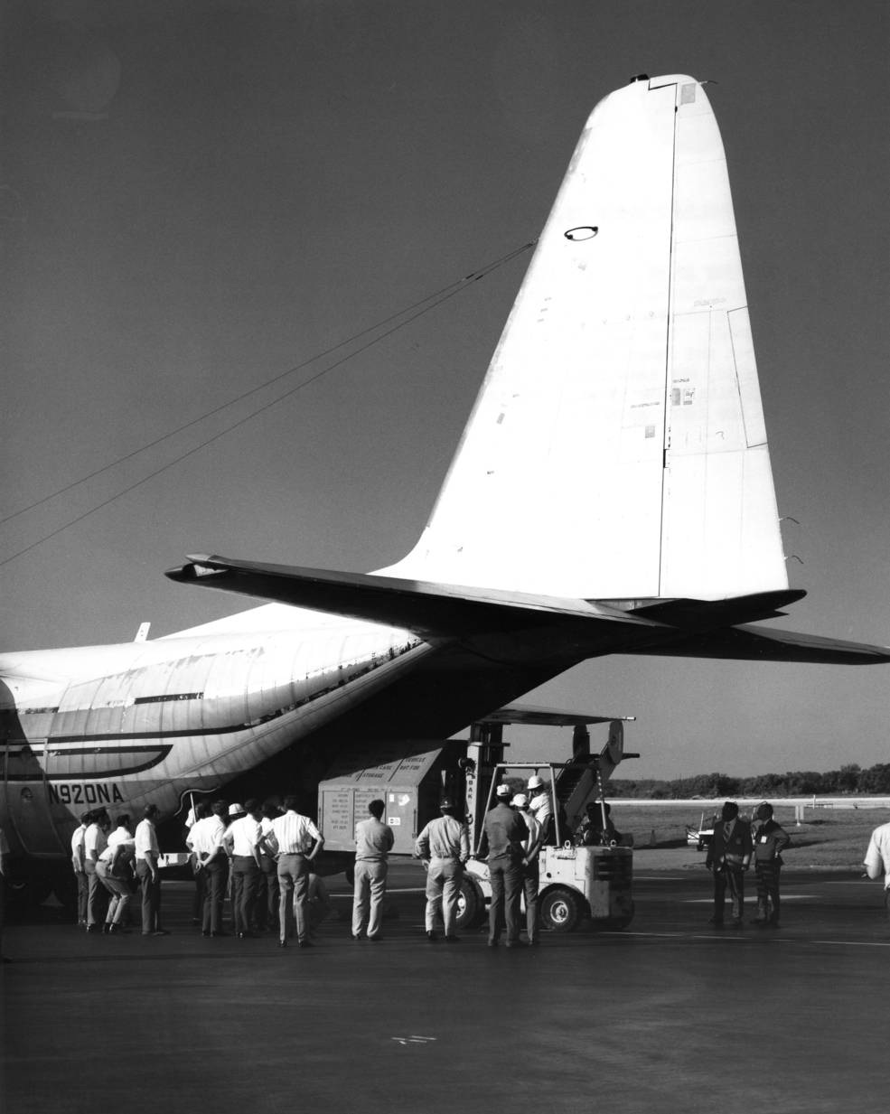 apollo_15_l-3_months_12_as15-0182c-71p-203-lrv_arrival_at_ksc