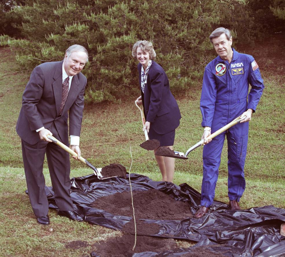 arbor_day_13_marshall_moon_tree_planting_22_apr_1996