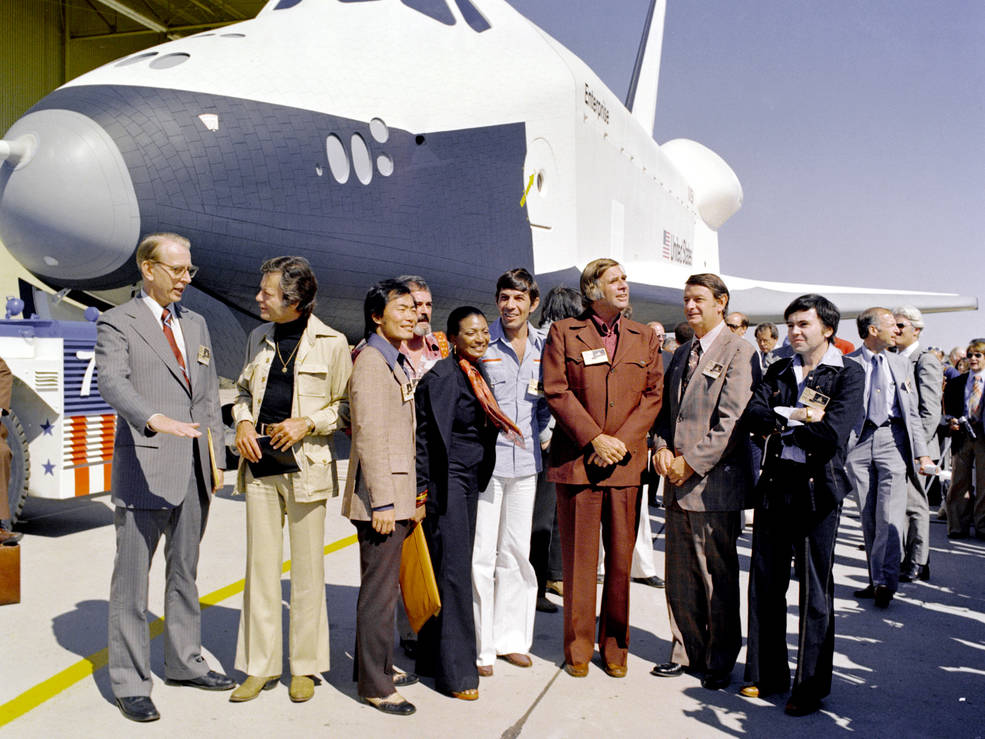 fletcher_4_w_star_trek_tos_cast_and_enterprise_palmdale_sep_17_1976