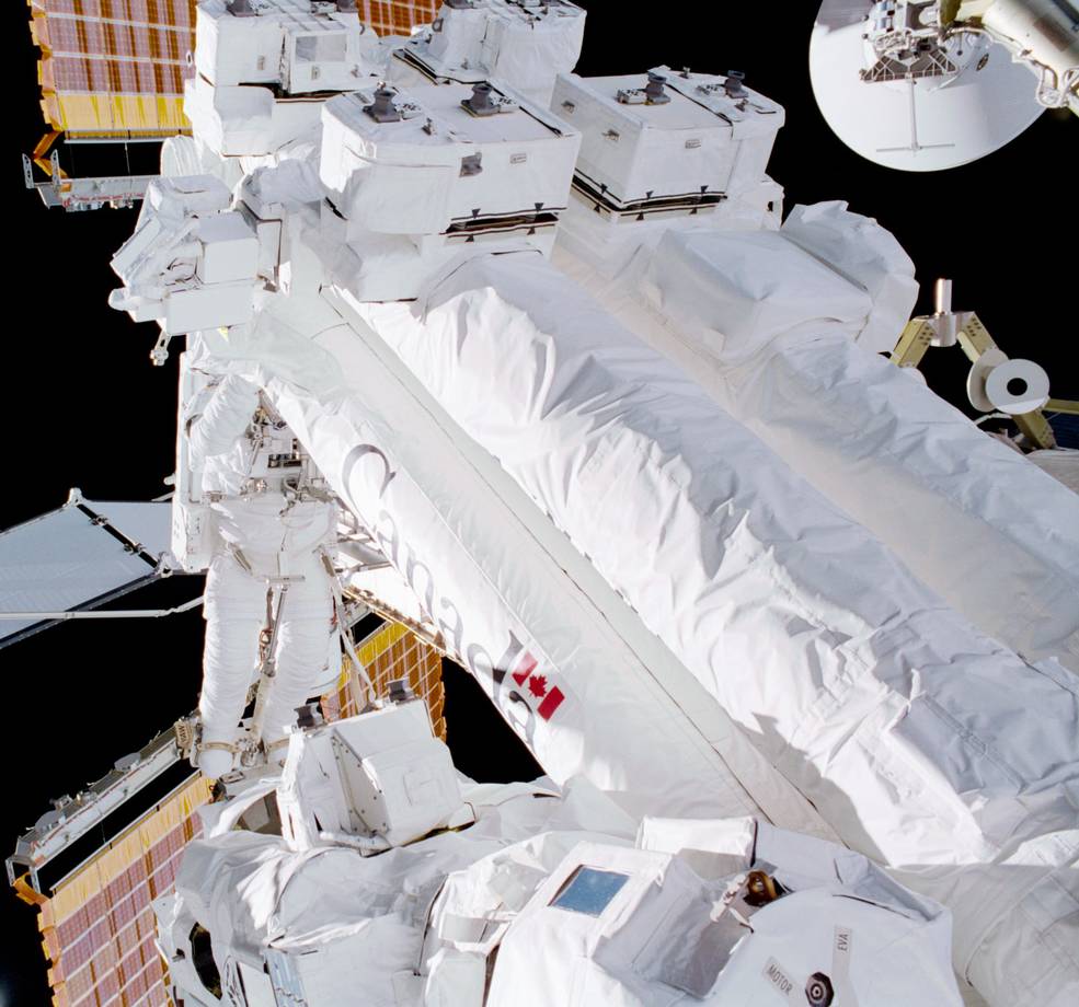 iss20 sts 100 12 eva1 parazynski unfurling ssrms