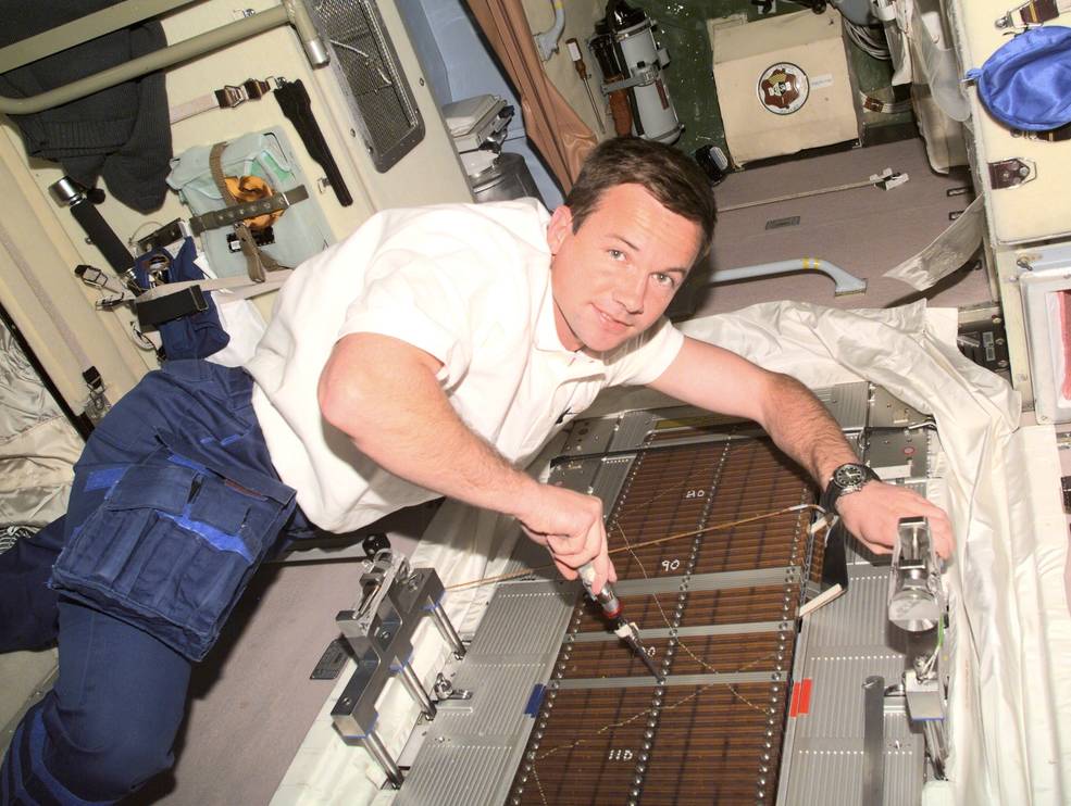 iss20 sts 100 18 lonchakov doing ifm on treadmill