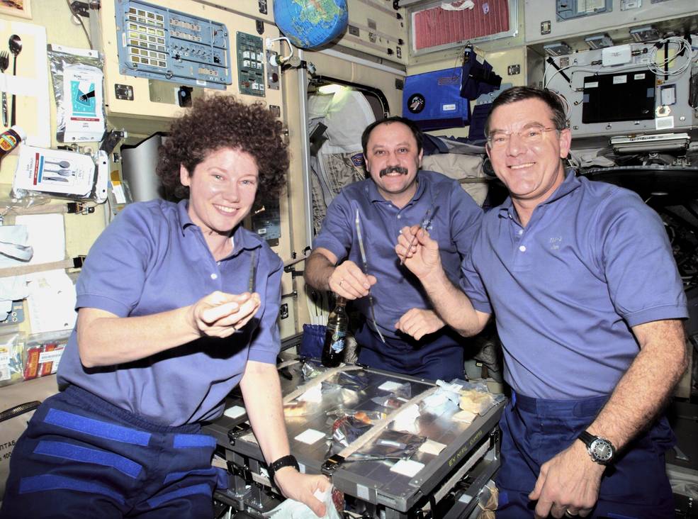 iss20 sts 100 2 exp 2 mealtime in zvezda