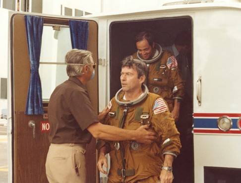 sts-1_l-1_week_18_young_crippen_return_to_crew_quarters_after_scrub_apr_10_1981