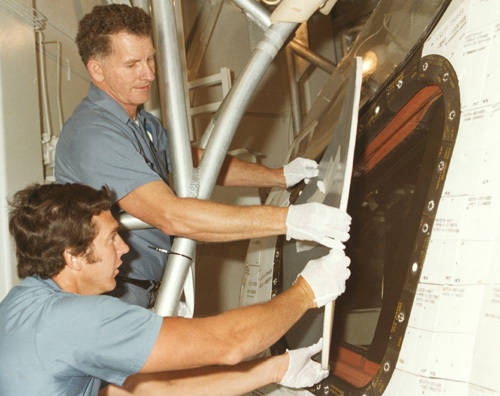 sts-1_l-1_week_4_apr_7_1981_removing_window_cover_before_rss_rollback