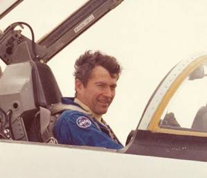 sts-1_l-1_week_6_young_arriving_patrick_afb_apr_8_1981