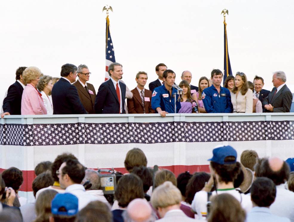 sts-1_landing_17_return_to_ellington_apr_15_1981