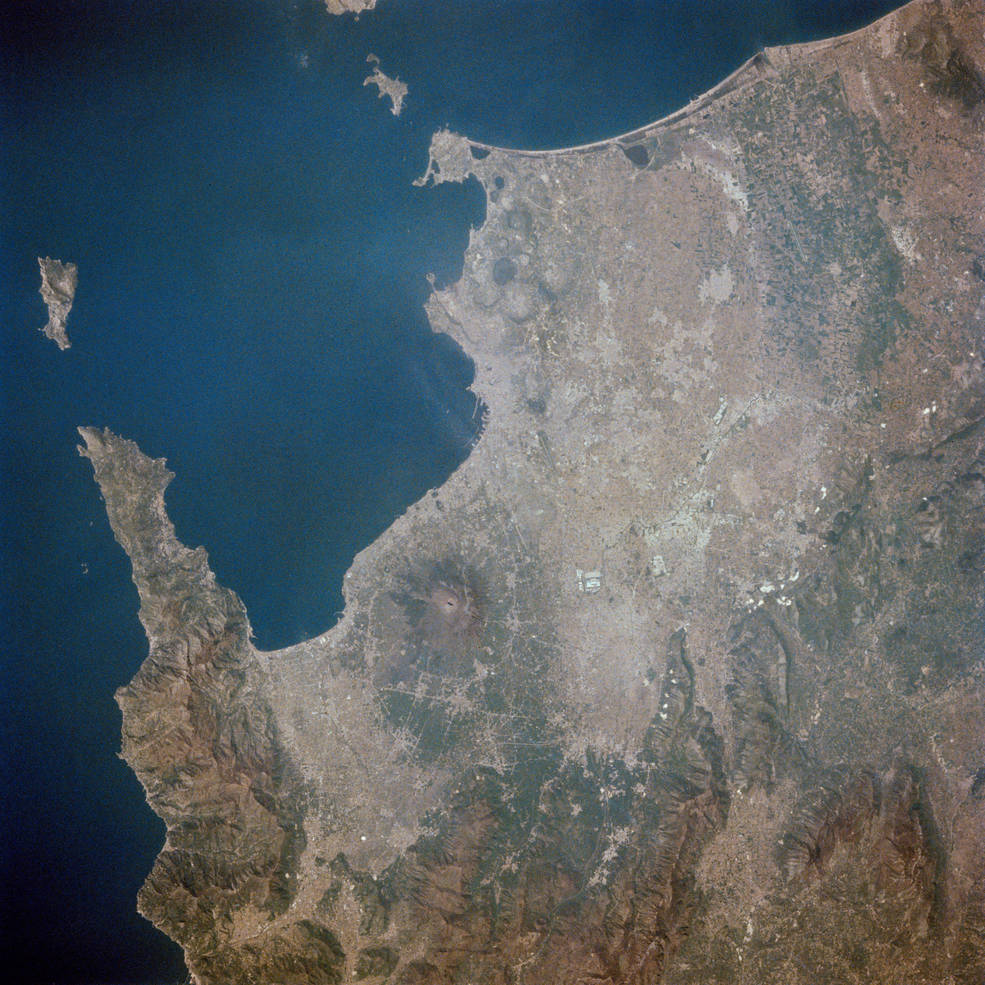 sts-1_landing_1_naples_and_vesuvius_fd3_apr_14_1981