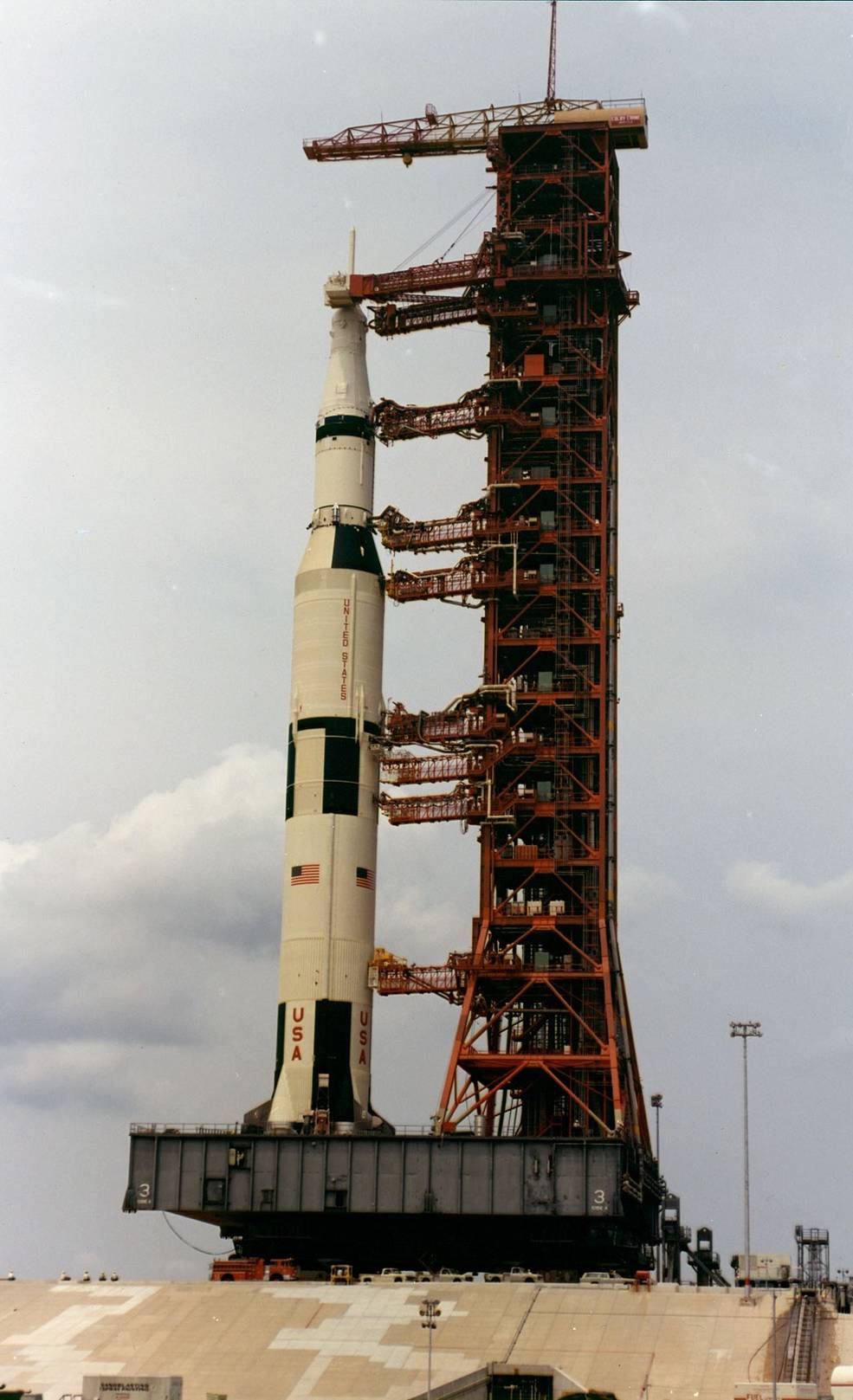 apollo_15_l-2_months_4_rollout_at_pad_may_11_1971