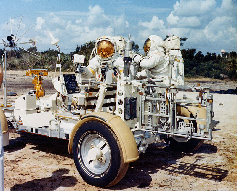 apollo_15_l-2_months_8_ap15-ksc-71pc-500_backup_crew_training_gordon_wearing_yellow_stripes_may_25_1971