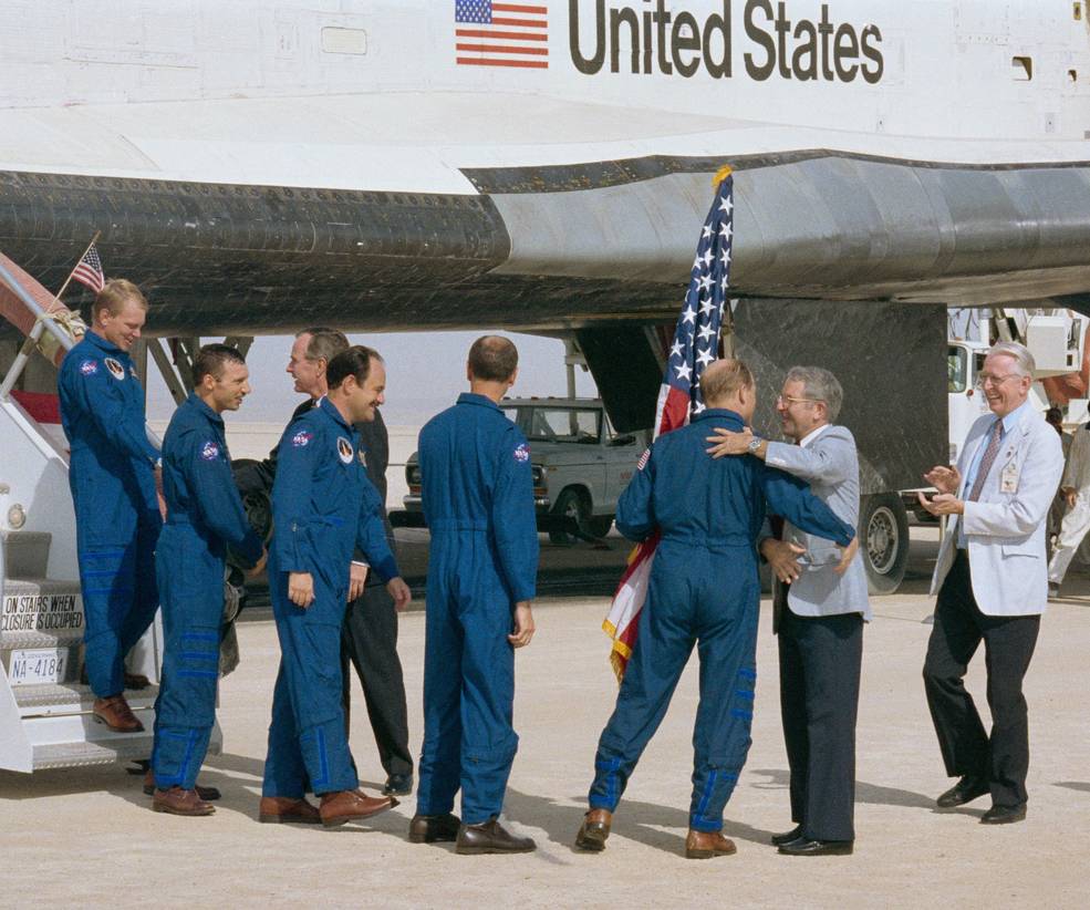 fletcher_5_greeting_sts-26_crew_with_vp_bush_and_truly_oct_3_1988