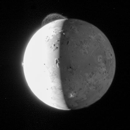 New Horizons image of volcanic plumes on Io