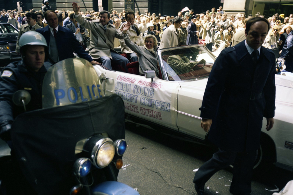 sts_1_postflight_8_chicago_motorcade