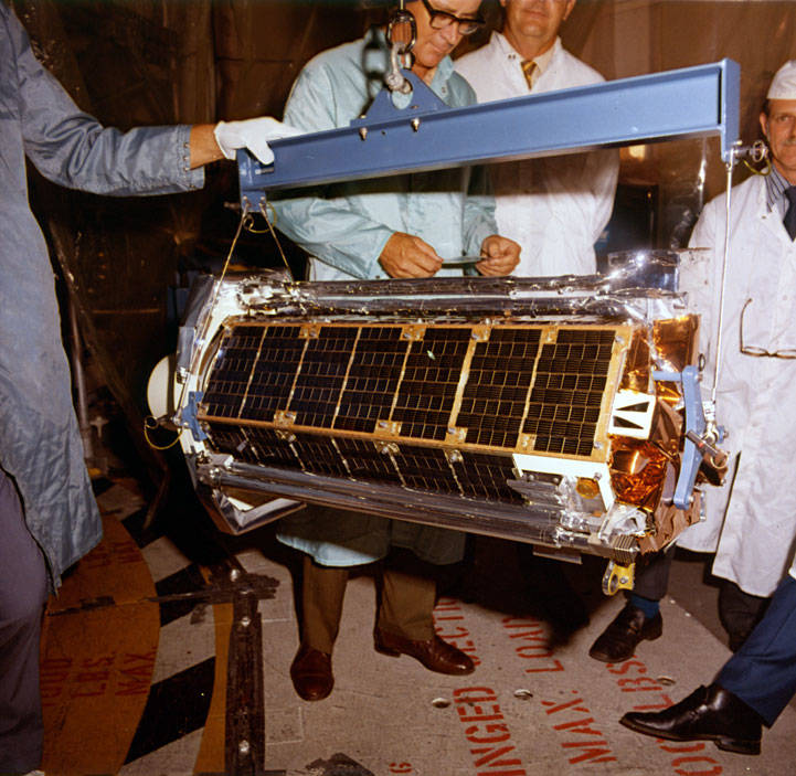 apollo_15_l-1_month_7_engineers_prepare_to_install_pf_subsatellite_jun_9_1971