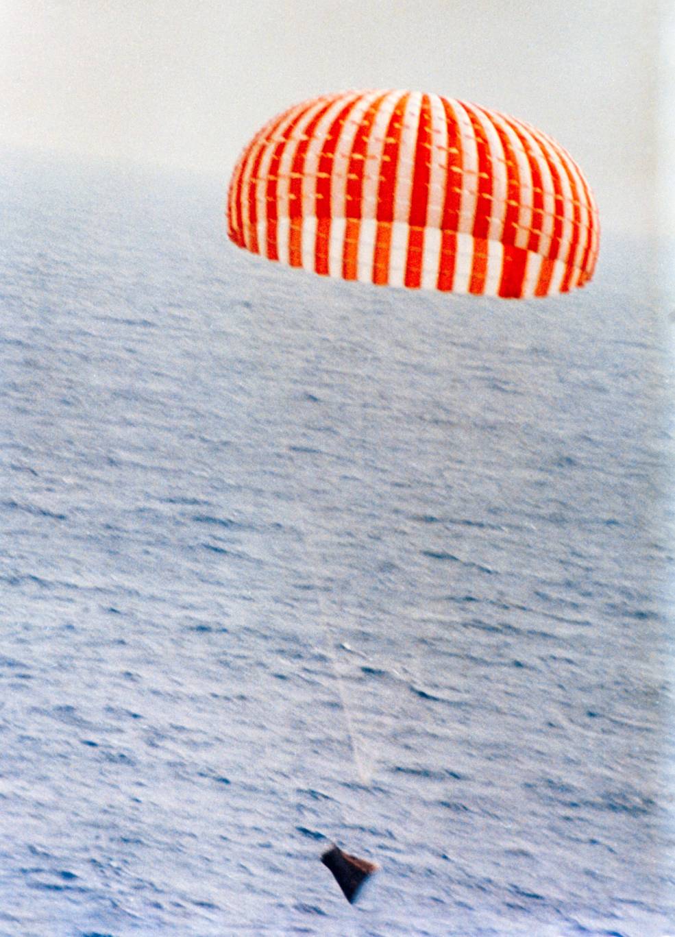 gemini_ix_18_on_parachute