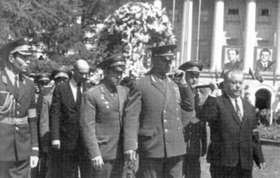 soyuz_11_crew_22_stafford_as_pallbearer_for_dobrovolsky