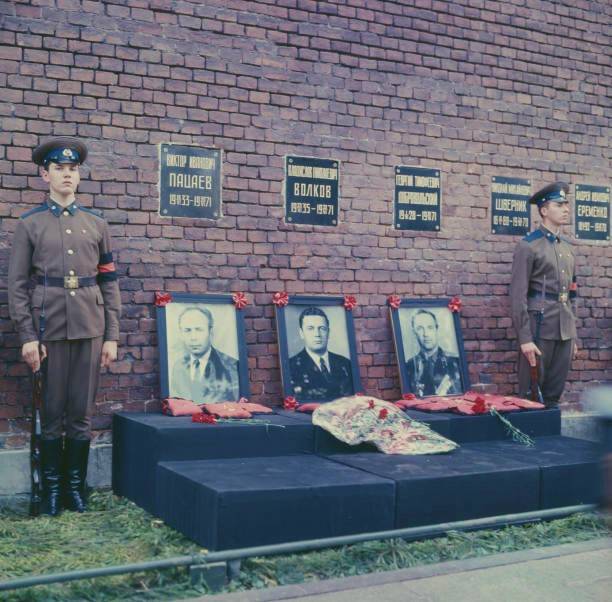 soyuz_11_crew_24_kremlin_wall