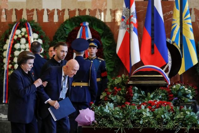 soyuz_11_crew_28_stafford_at_leonov_funeral