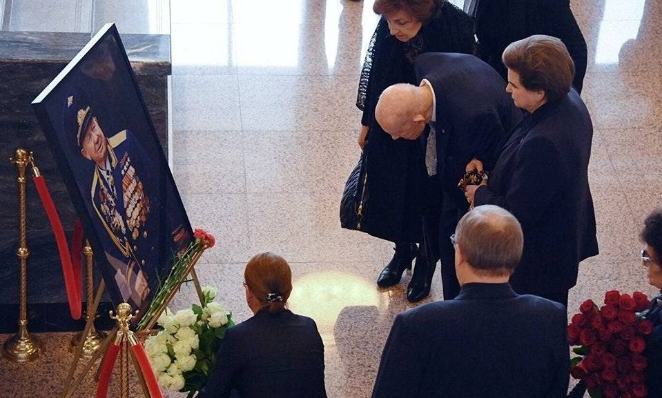 soyuz_11_crew_29_stafford_at_leonov_funeral_2