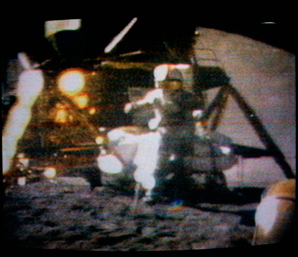 apollo_15_moon_landing_31_feather_and_hammer_aug_2_1971_from_video