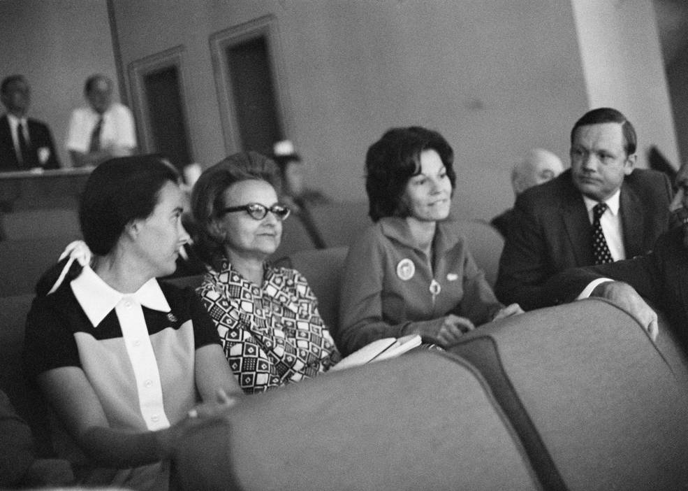 apollo_15_moon_landing_4_mrs_scott_mrs_ott_mrs_irwin_armstrong_in_mcc_jul_30_or_31_1971