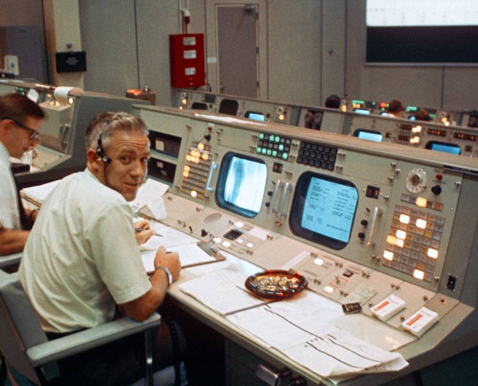 apollo_as-203_6_mcc_hodge_on_fd_console