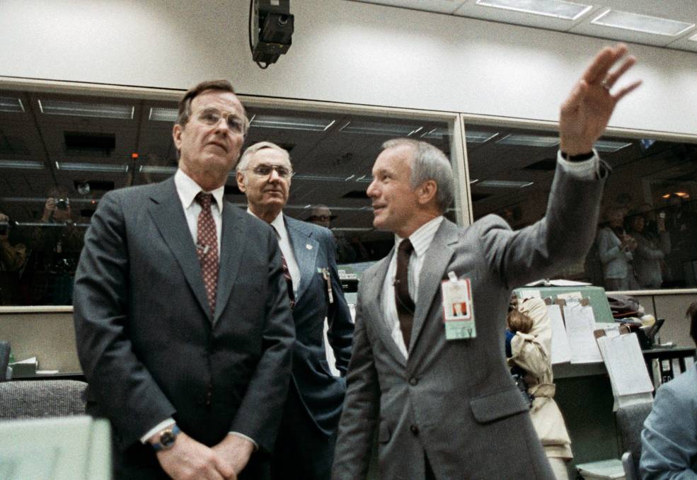 beggs_5_in_mcc_w_vp_bush_and_jsc_cd_griffin_during_sts_6_apr_8_1983