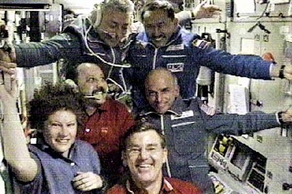 iss20_sts_104_3_sfp_tito_with_rest_of_crew_during_tv_downlink