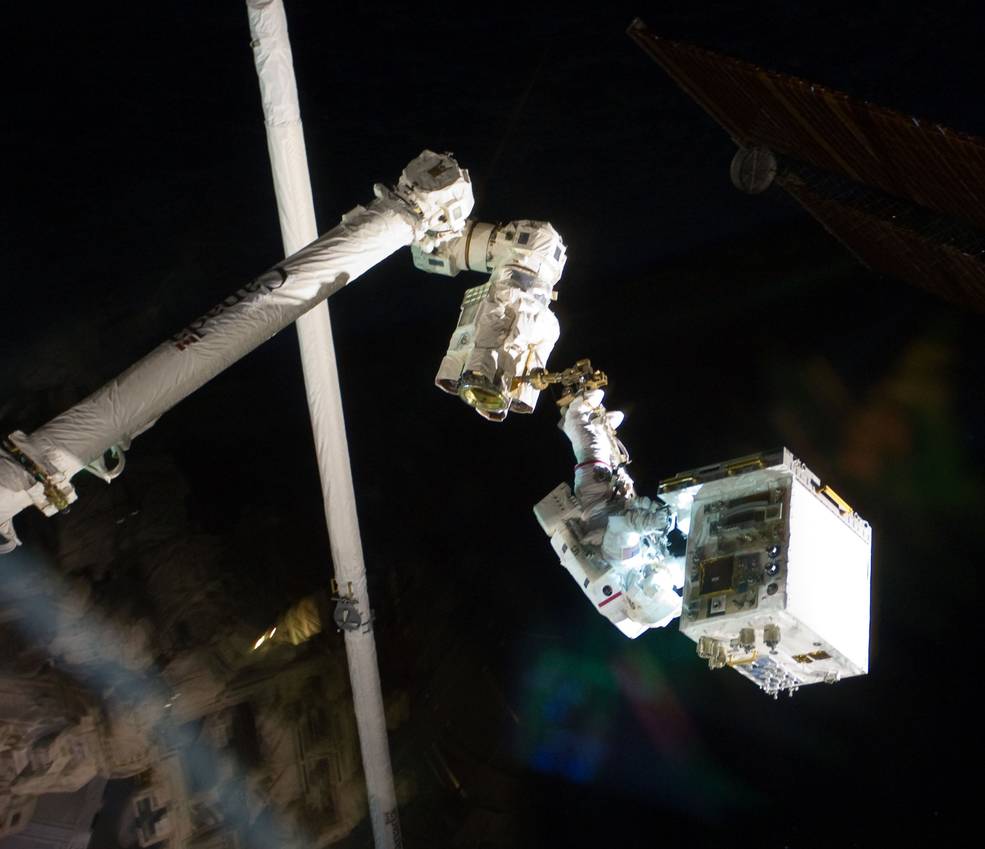 sts_135_8_eva_fossum_transferring_robotics_refueling_mission_to_iss