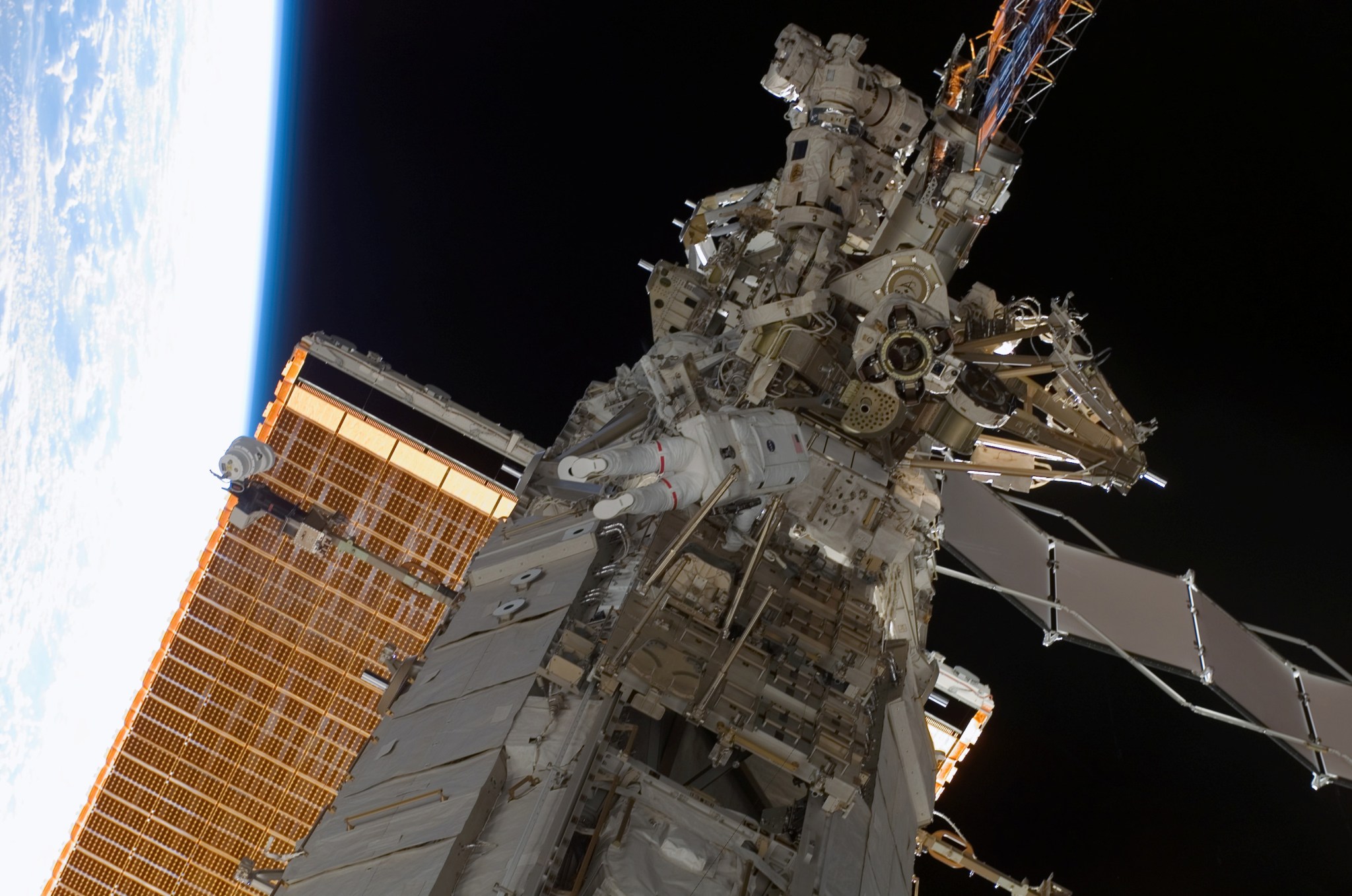 Astronaut Rick Mastracchio participates in the first spacewalk of the STS-118  mission. 