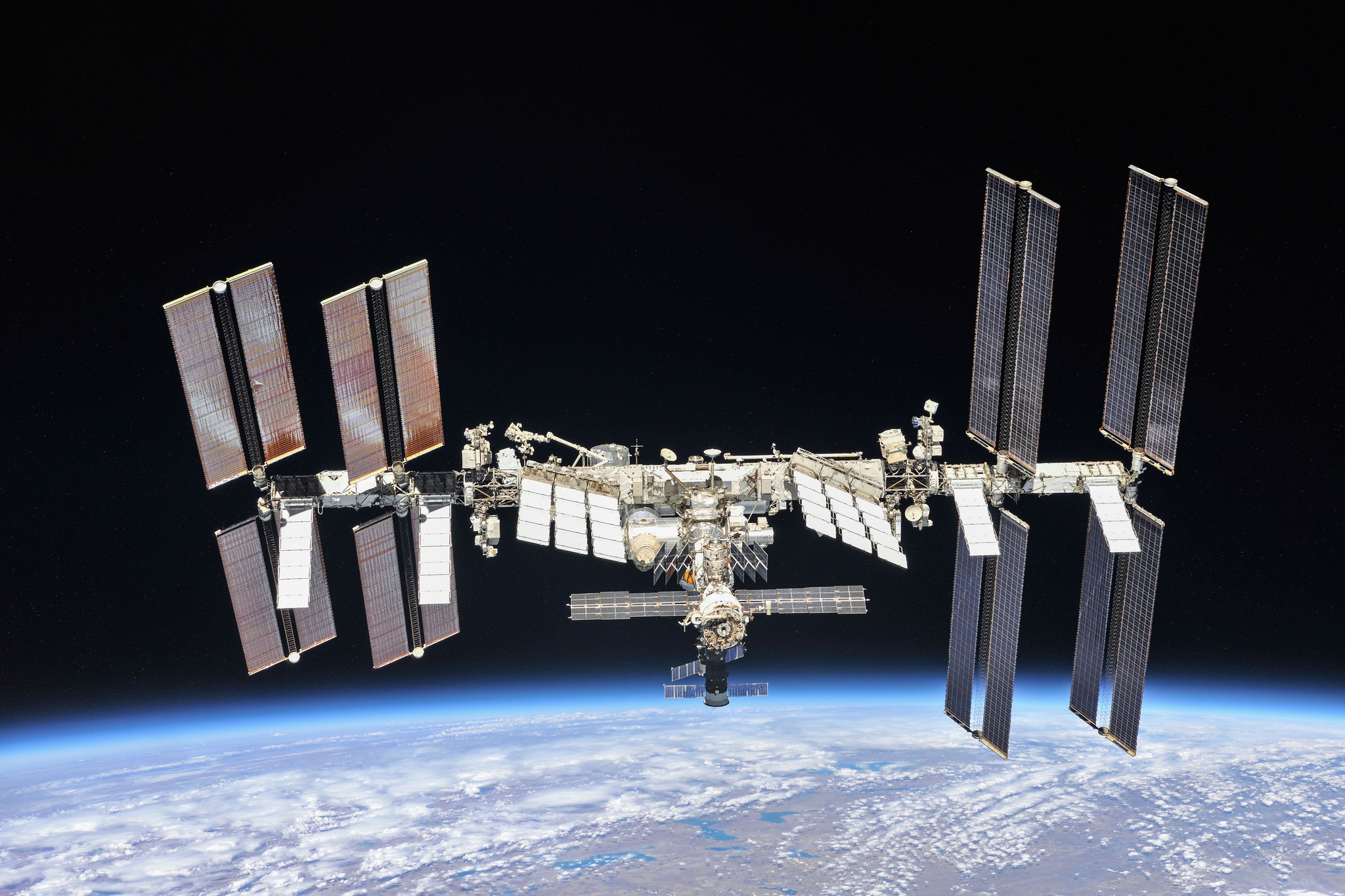 La Estación Espacial Internacional con la Tierra al fondo