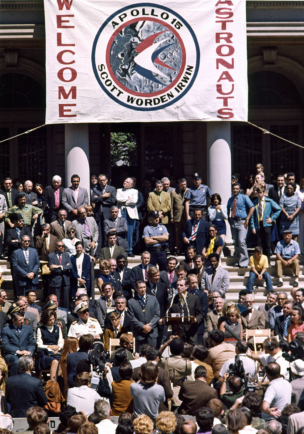 apollo_15_post_mission_2_new_york_city_hall_crowd_aug_24_1971