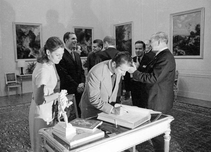 apollo_15_post_mission_31_goodwill_tour_bavaria_book_signing