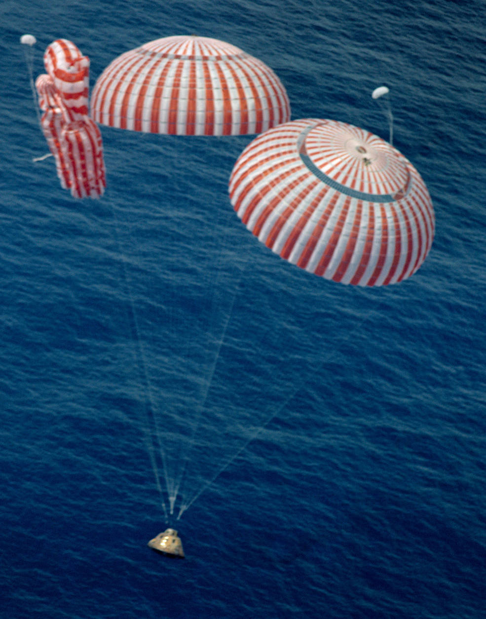 apollo_15_splashdown_5_moments_before_landing_showing_streaming_chute