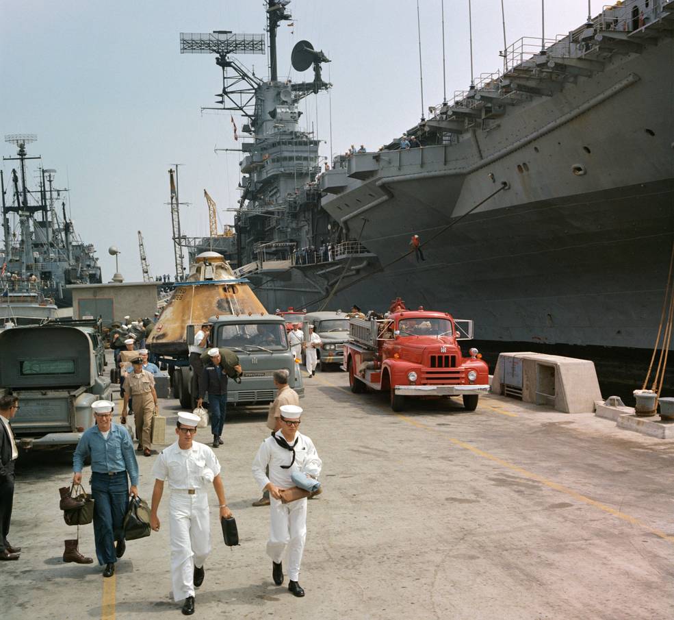 apollo_as-202_13_cm-011_offloaded_from_hornet_at_long_beach_ns_sep_2_1966