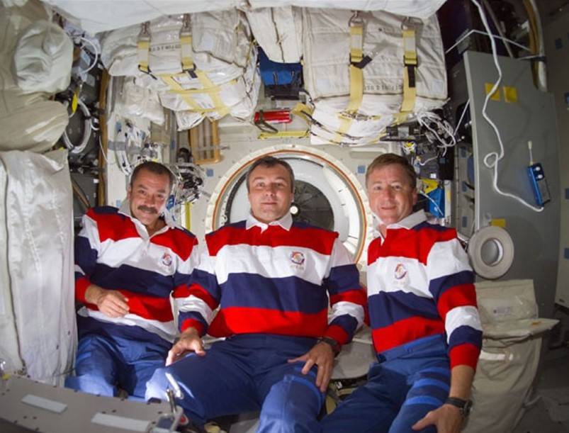 iss20_sts_105_10_exp_3_crew_in_middeck