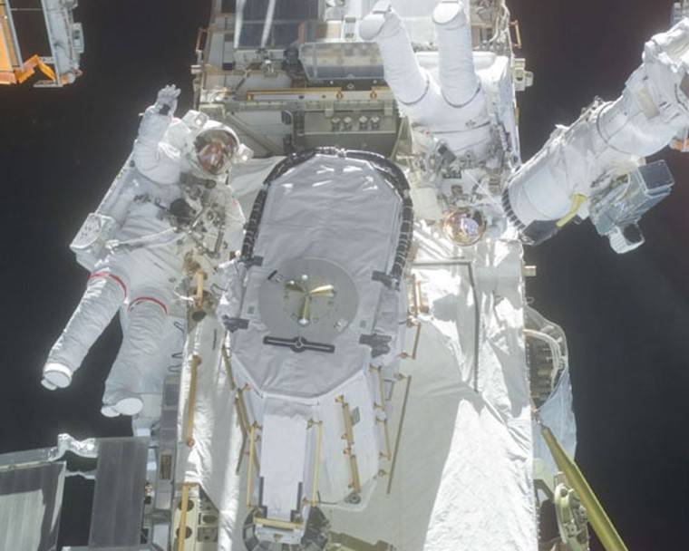 iss20_sts_105_16_eva1_working_on_eas