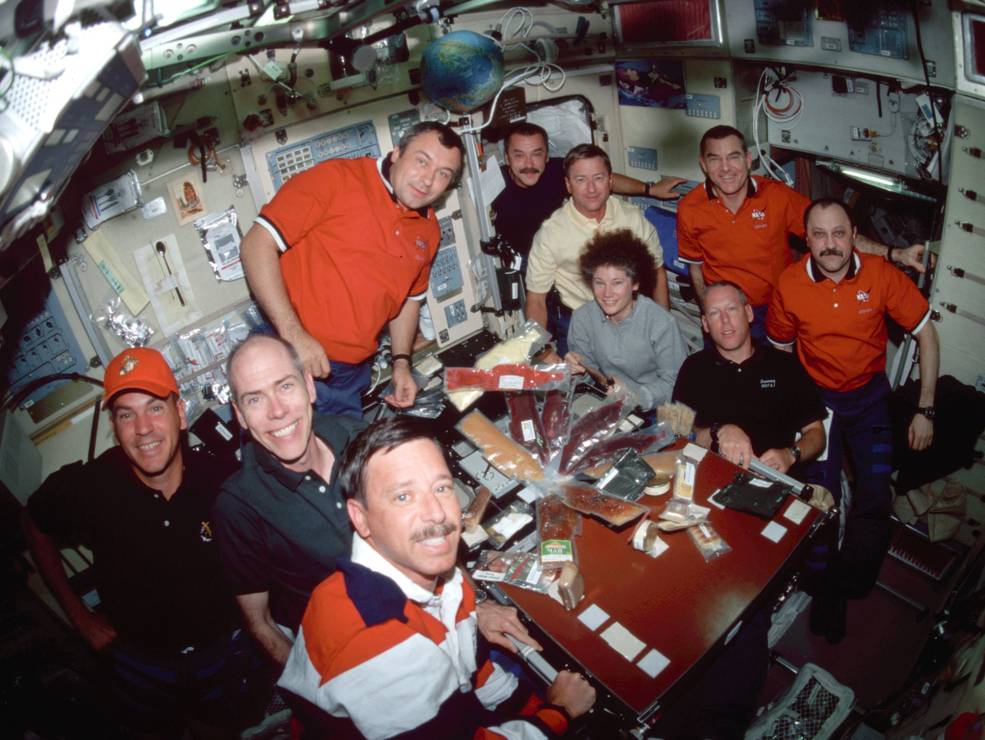 iss20_sts_105_19_mealtime_in_zvezda