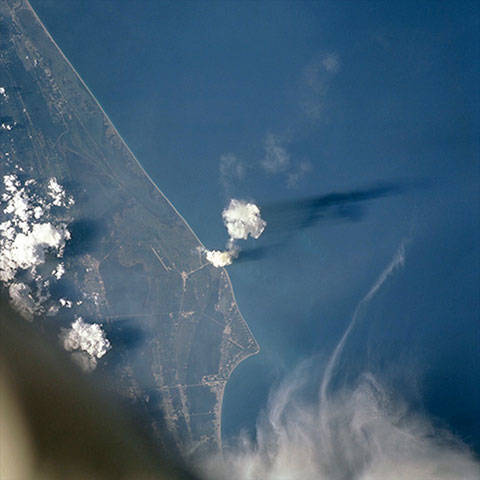 iss20_sts_105_8_launch_as_seen_from_iss_aug_2001