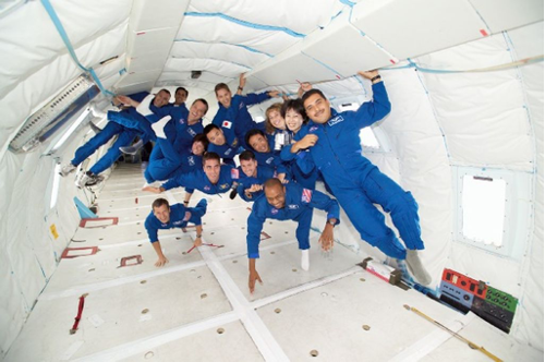 Astronauts experience temporary weightless training 
