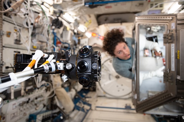 image of a 3D camera filming an astronaut
