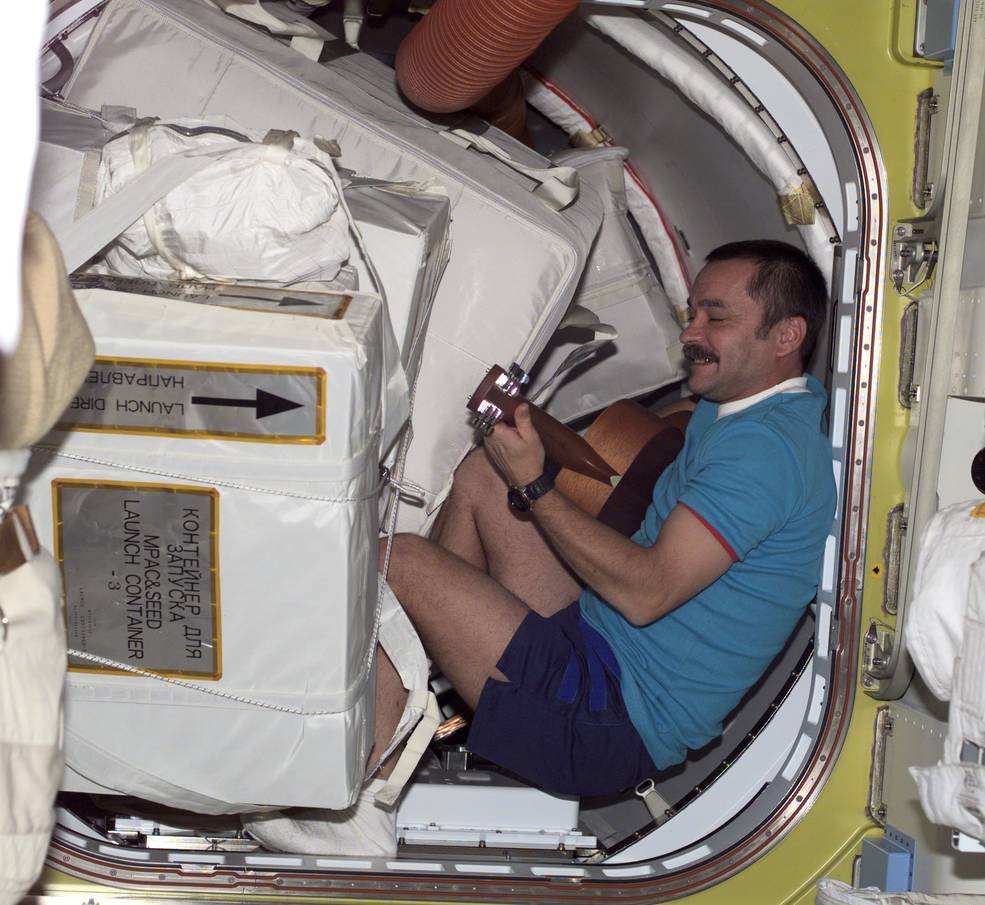 bad_news_from_earth_tyurin_playing_guitar_in_quest_aug_29_2001