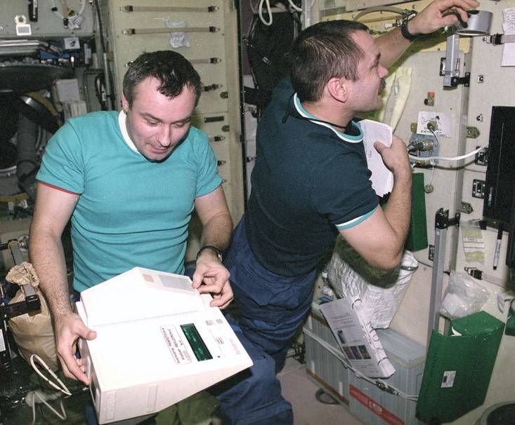 bad_news_from_earth_dezhurov_tyurin_working_w_reflotron