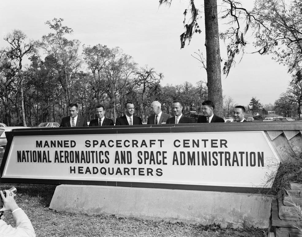 msc_hq_sign_w_astros_and_gilruth_1962