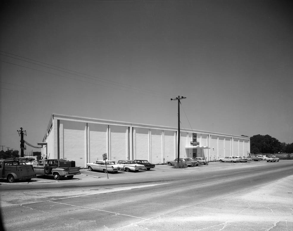 site_3_rich_bldg_w_nasa_sign