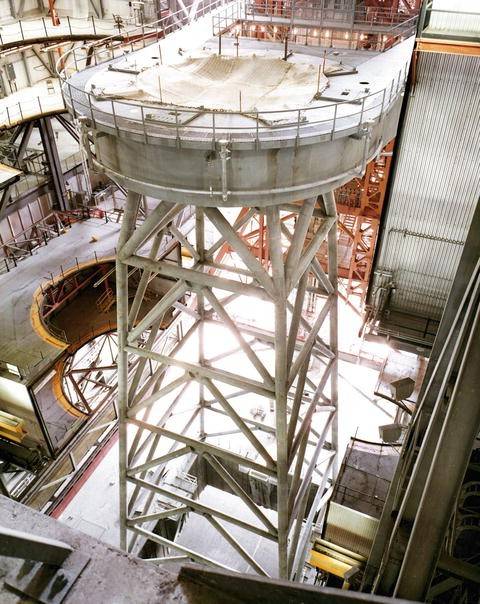 skylab_milkstool_under_construction_lut_1_vab_sep_1971