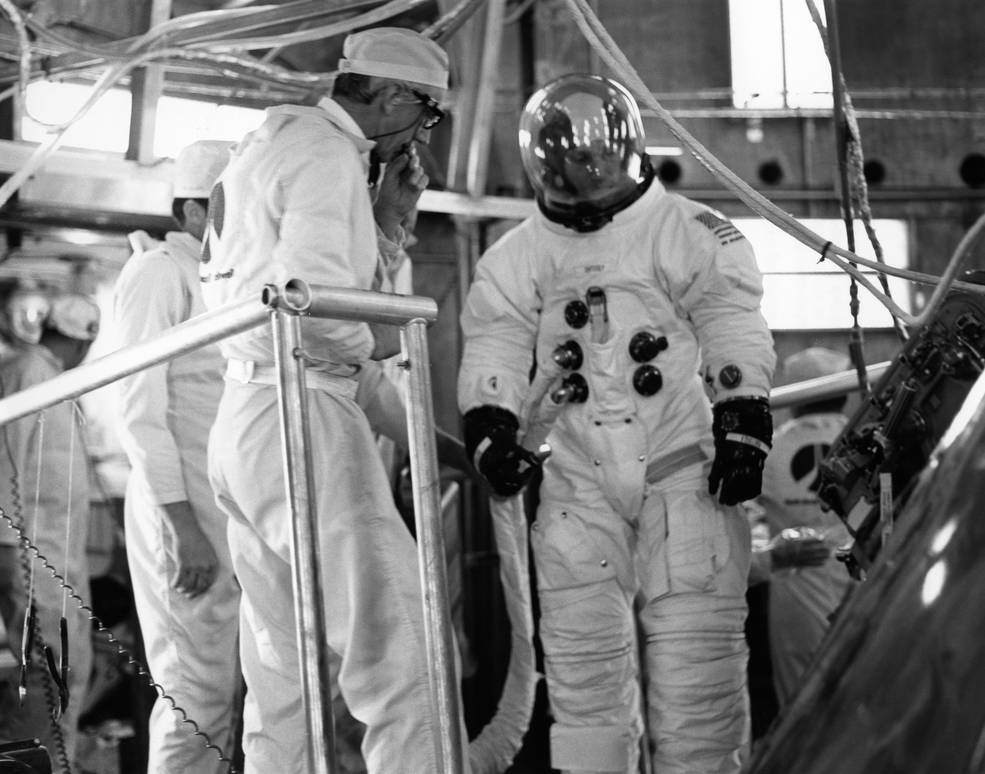 mattingly_enters_cm_for_chamber_test-10.20.71