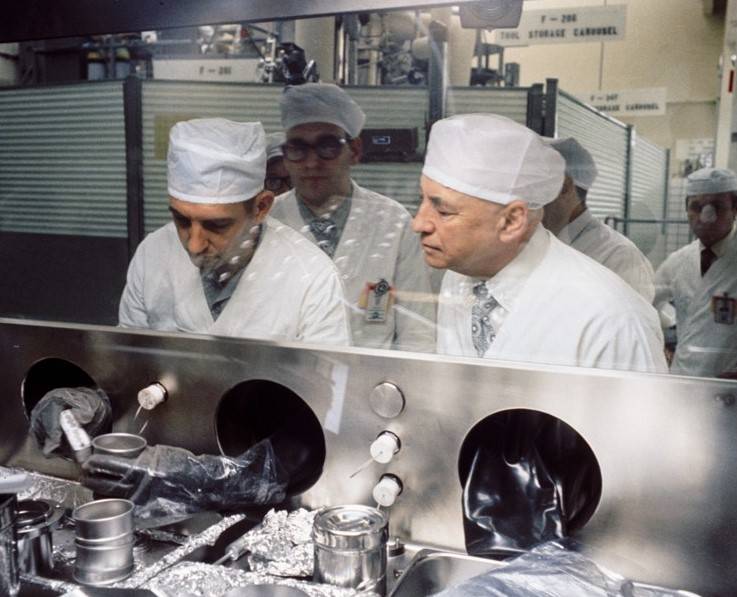 building_on_a_mission_lrl_27_gilruth_examining_apollo_17_sample_in_lrl